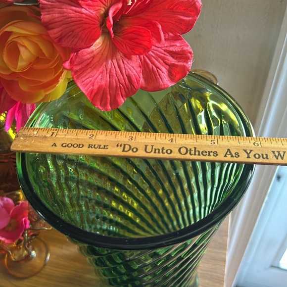 Vintage GREEN Glass Vase - Picture 5 of 6